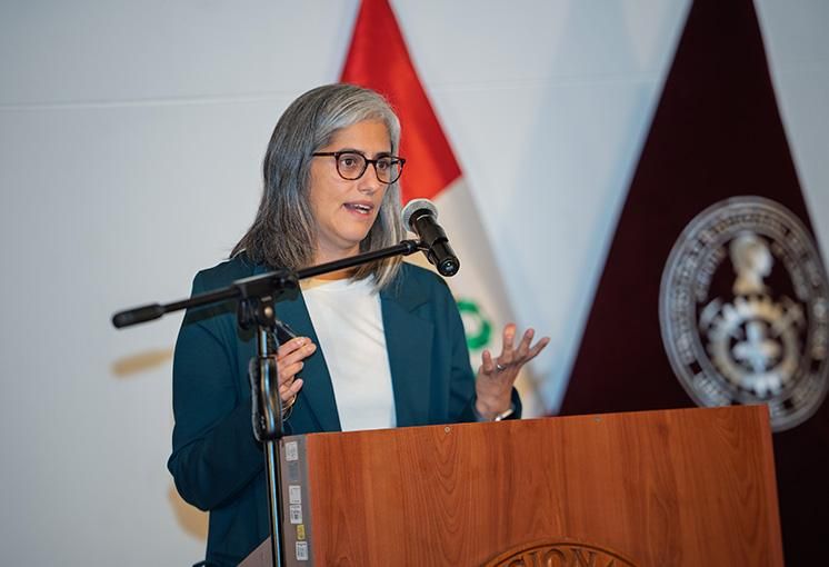 Exministra Mar&iacute;a Antonieta Alva particip&oacute; en conferencia sobre inversi&oacute;n p&uacute;blica y desarrollo del pa&iacute;s en la UNI