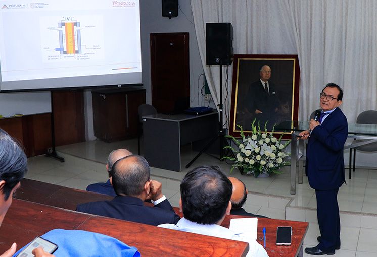 Rector de la UNI resalta avances cient&iacute;ficos en hidr&oacute;geno verde durante la Semana Minera de la FIGMM 2025
