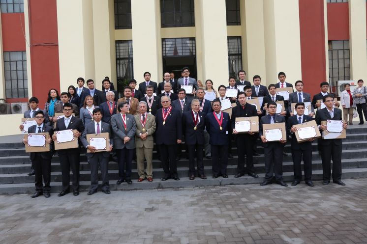 La Universidad Nacional de Ingenier&iacute;a y el Patronato UNI otorgaron premios a primeros puestos de 28 especialidades