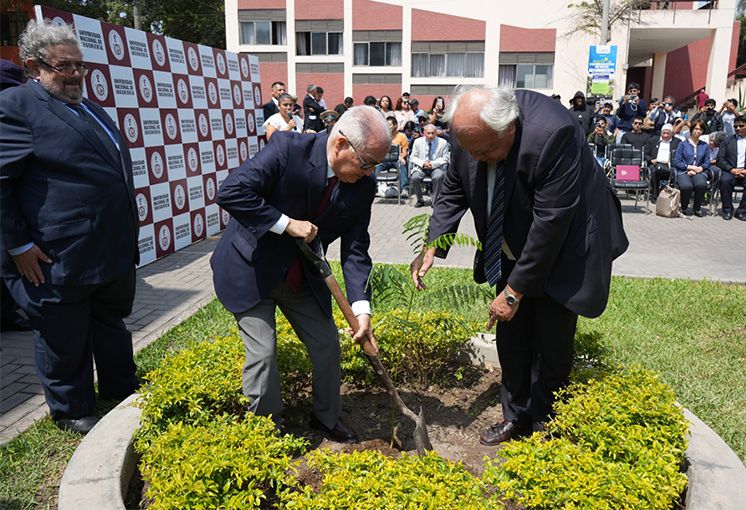 La UNI y Rusia impulsan la paz internacional al sembrar un &aacute;rbol en conmemoraci&oacute;n a las v&iacute;ctimas de Segunda Guerra Mundial