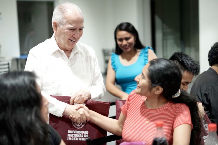 Estudiantes de la Residencia universitaria de la UNI provenientes de todas las regiones del Per&uacute; cenan con el rector en Nochebuena