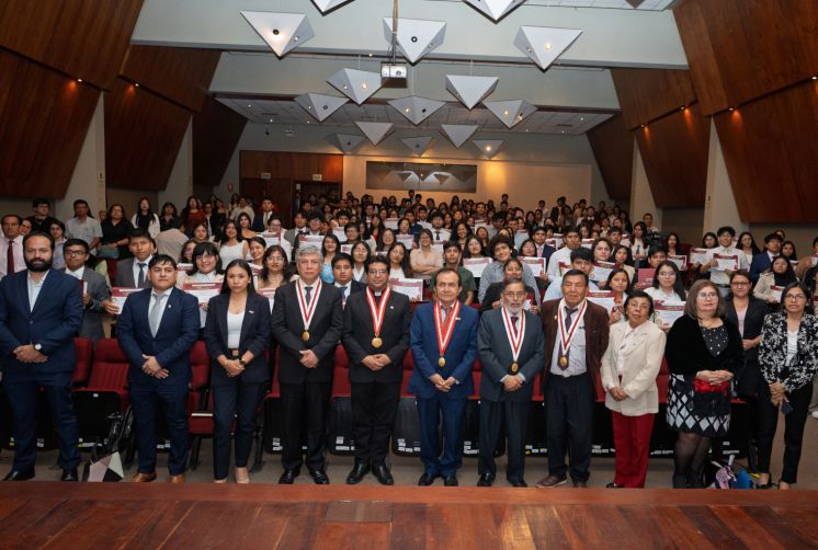 UNI reconoci&oacute; a j&oacute;venes de todo el pa&iacute;s que culminaron la Academia de L&iacute;deres 2024-2025