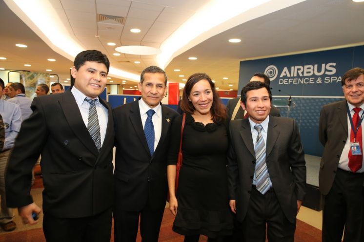 Presidente de la República y becarios de la UNI visitaron instalaciones de construcción del satélite Perú SAT-1