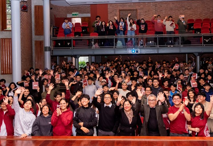 El Tercio Estudiantil de la Universidad Nacional de Ingenier&iacute;a da la bienvenida a los Cachimbos 2025-2