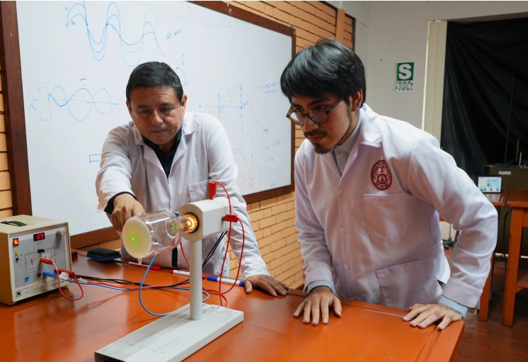 Laboratorios de F&iacute;sica de la UNI impulsan proyectos que inspiran a escolares en exposici&oacute;n cient&iacute;fica
