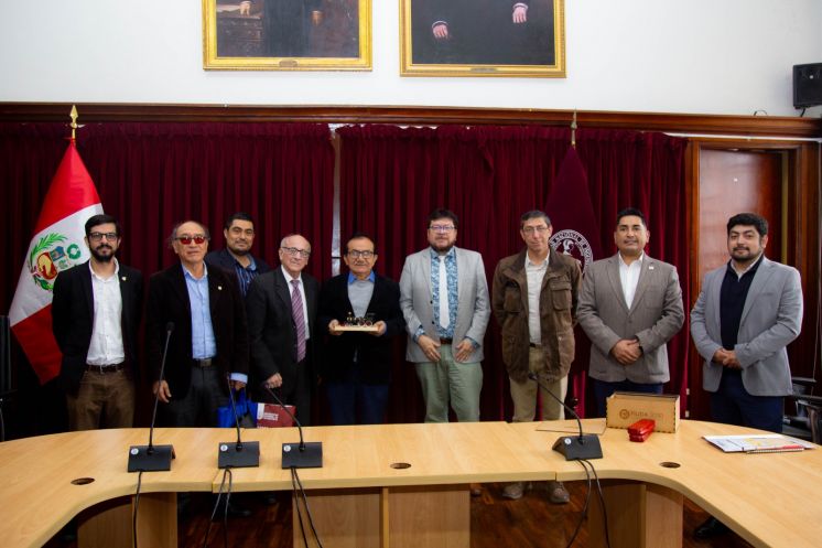 Ingenieros de la Universidad de Atacama visitan laboratorios y proyecto de minería de la UNI