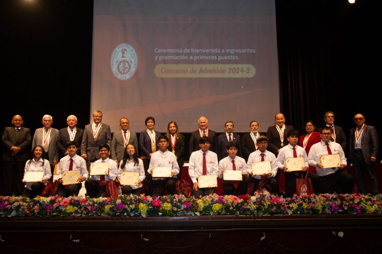 Premian a primeros puestos del Examen de Admisión de la UNI