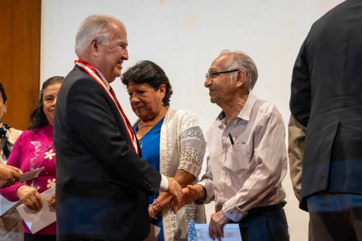 Reconocimiento a d&eacute;cadas de servicio: la UNI celebra a sus cesantes por toda una vida de compromiso