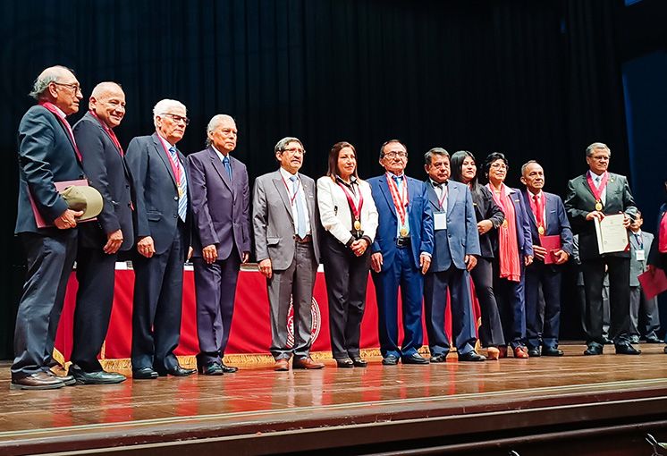 Decanos y representantes estudiantiles electos de la UNI reciben credenciales