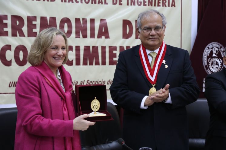 Ministra de Cultura recibi&oacute; reconocimiento de la UNI