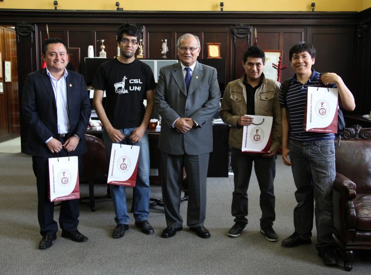 Ganadores del Hackathon 2015 fueron felicitados por el Rector de la UNI