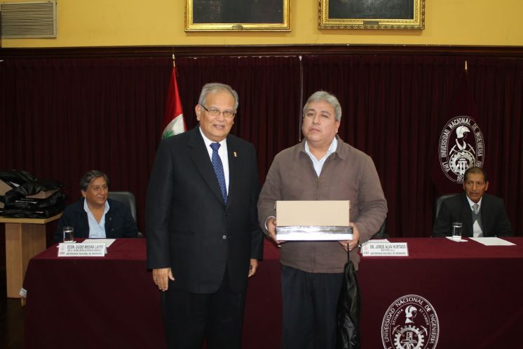 Personal de seguridad de la UNI recibió uniformes