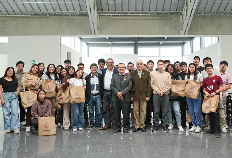 Rector de la UNI comparti&oacute; almuerzo patri&oacute;tico con residentes estudiantiles