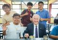 Rector de la UNI comparte último almuerzo con estudiantes en el Comedor Universitario
