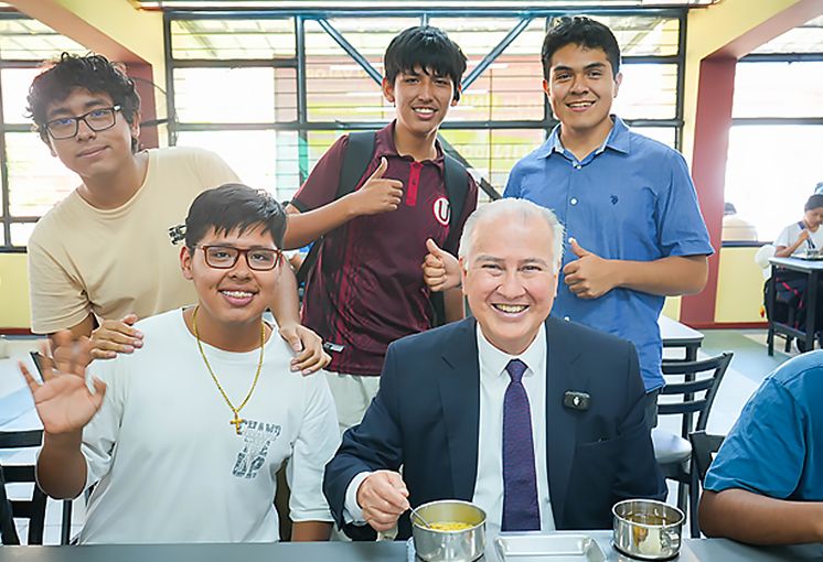 Rector de la UNI comparte &uacute;ltimo almuerzo con estudiantes en el Comedor Universitario