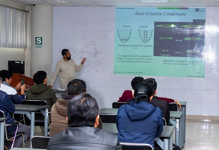 Exponen en UNI avances sobre supers&oacute;lidos y condensaci&oacute;n orientados a la computaci&oacute;n cu&aacute;ntica en conferencia cient&iacute;fica
