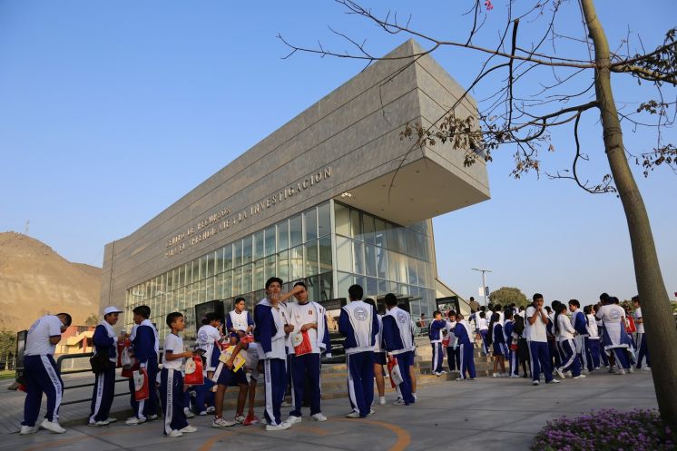 Así se vive la 1era Feria de Libros, Becas y Arte – Qhatuni