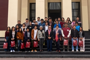 UNI recibe a la primera promoción de...