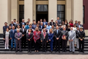 UNI capacita a especialistas de 10...