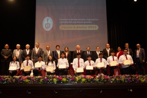 Premian a primeros puestos del Examen...