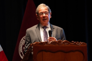 Barton Zwiebach regresa a la UNI y...