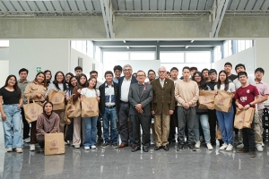 Rector de la UNI compartió almuerzo...