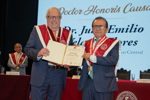 Julio Velarde recibe Doctor Honoris...